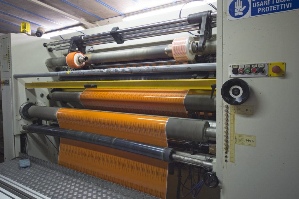 MACHINE POUR TRANSFORMATION DE RUBAN ADHESIF POUR L' EMBALLAGE